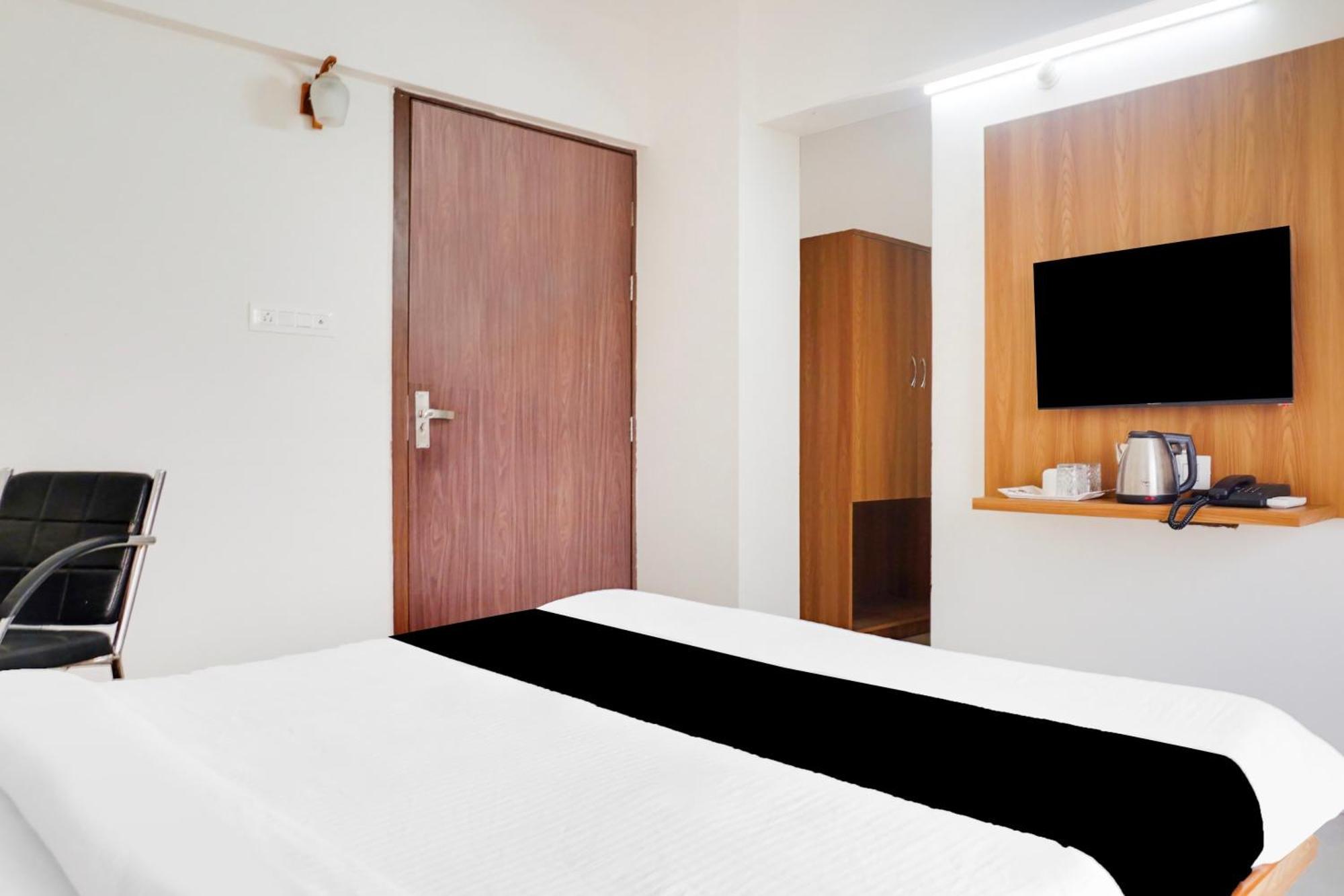 Super Townhouse Lohegaon Near Pune Airport Formerly Landmark Regency Lohogaon Экстерьер фото